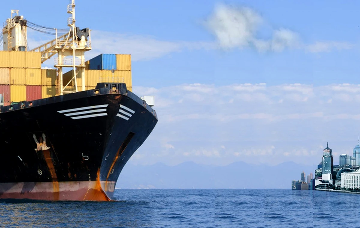 Navio cargueiro em operação de exportação