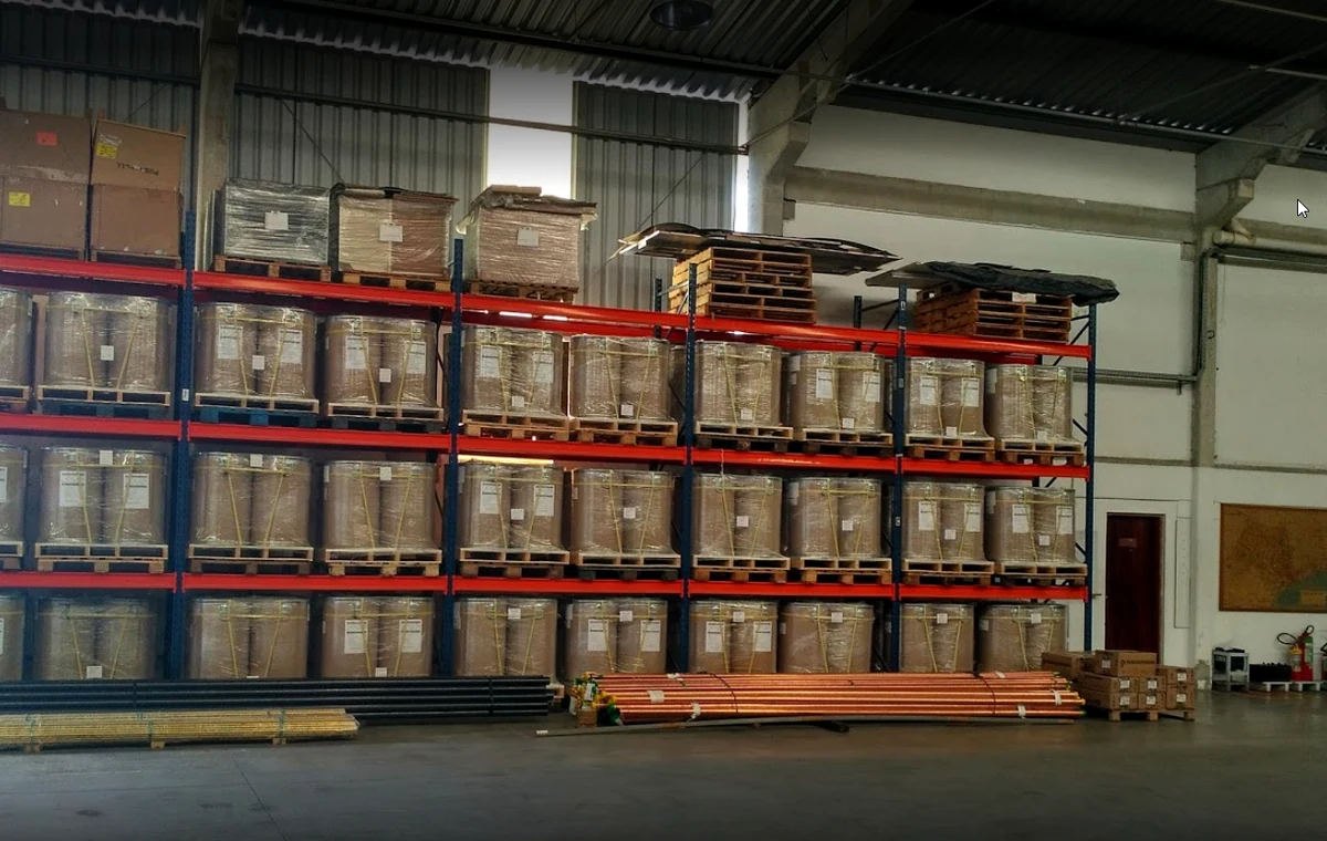 Porta-paletes com cargas armazenadas